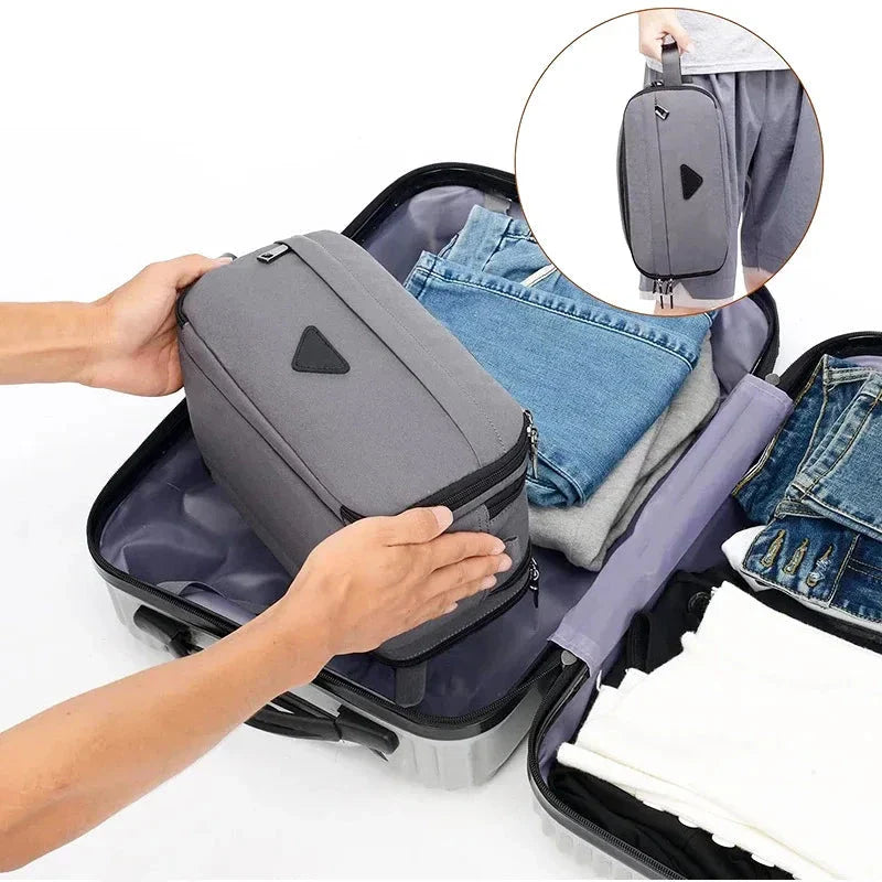 Intérieur spacieux de la trousse avec plusieurs produits de soin