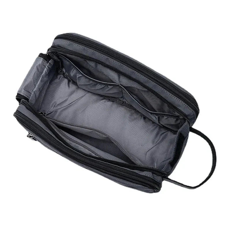 Vue latérale de la trousse montrant sa profondeur et sa capacité
