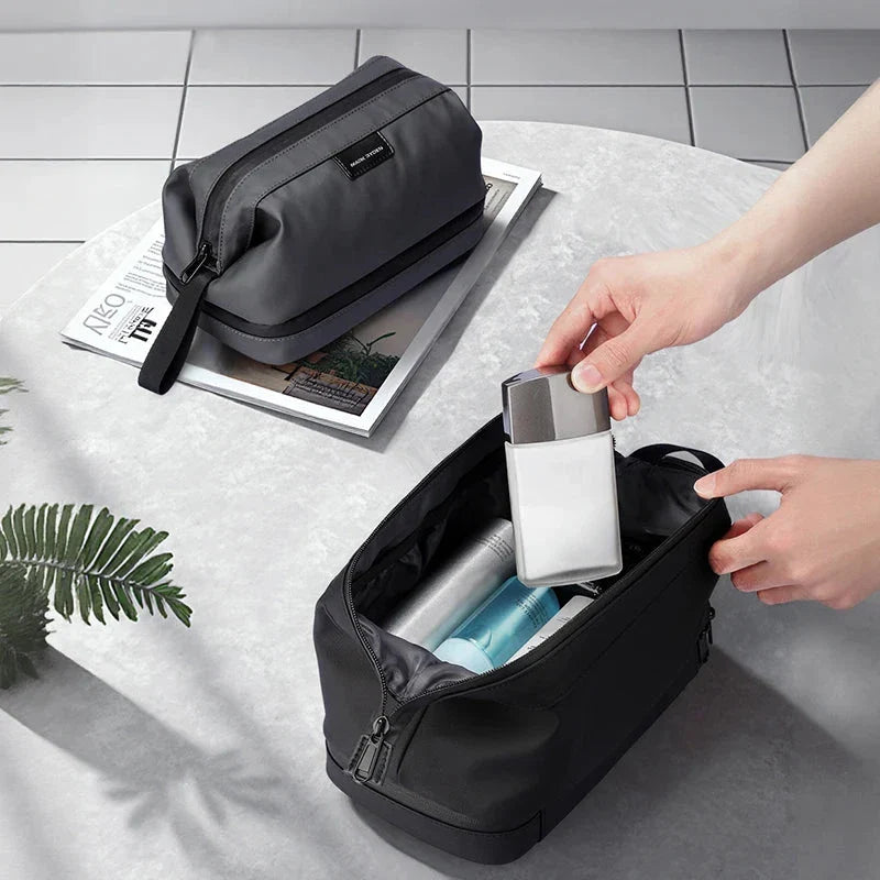 Trousse de toilette imperméable avec fermeture éclair ouverte
