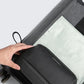 Intérieur spacieux de la trousse avec plusieurs articles de toilette