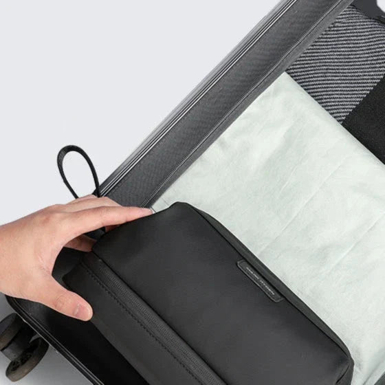 Intérieur spacieux de la trousse avec plusieurs articles de toilette