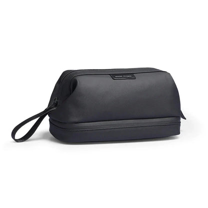 Trousse de toilette noire, élégante et imperméable, vue de face