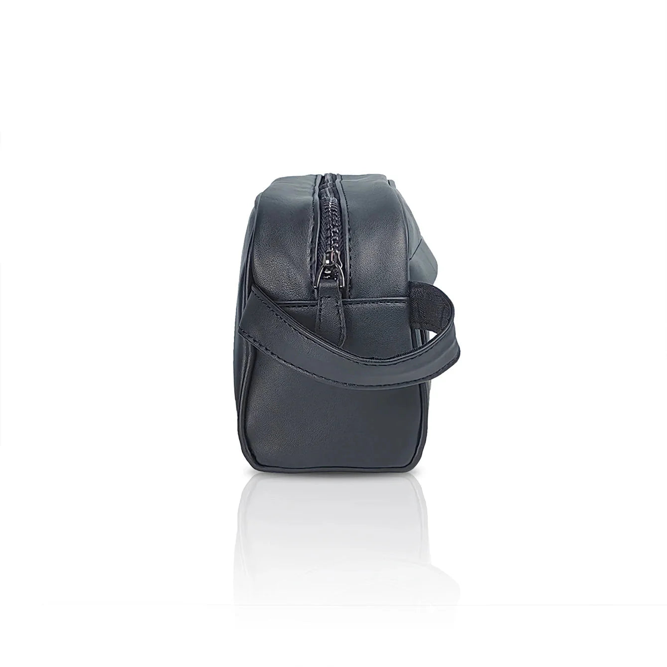 Trousse de toilette noire posée sur une surface claire