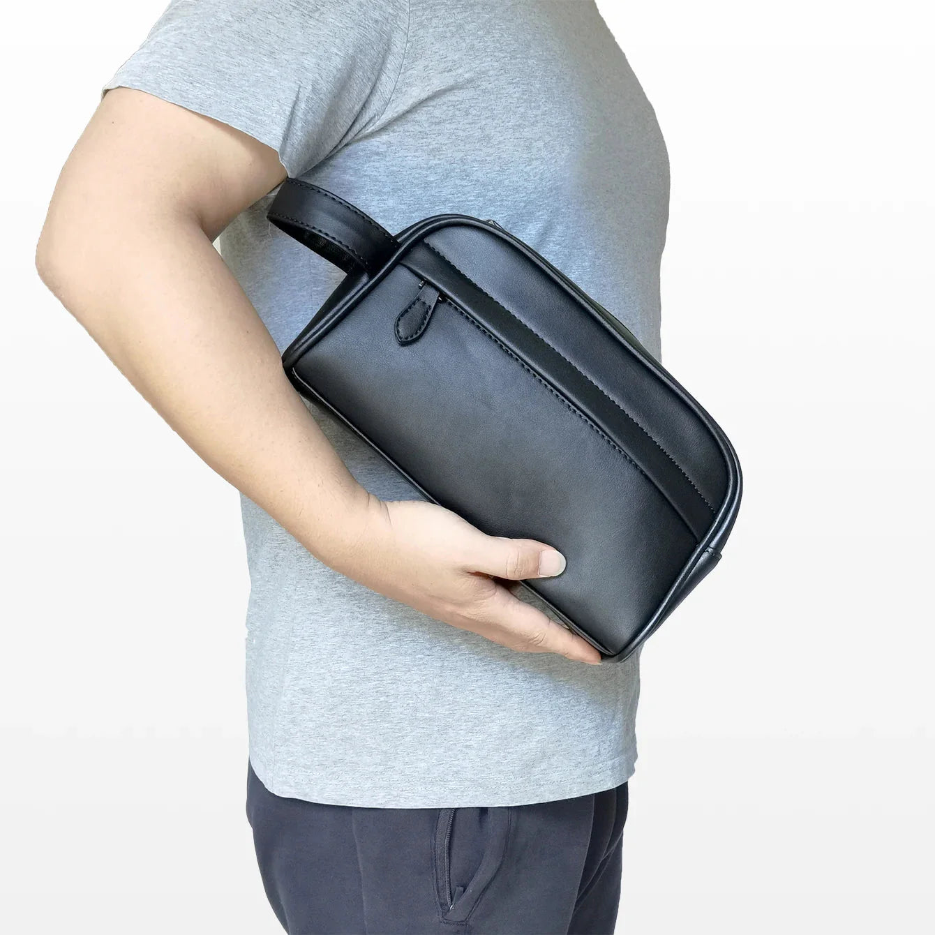 Vue de face d'une trousse de toilette noire élégante