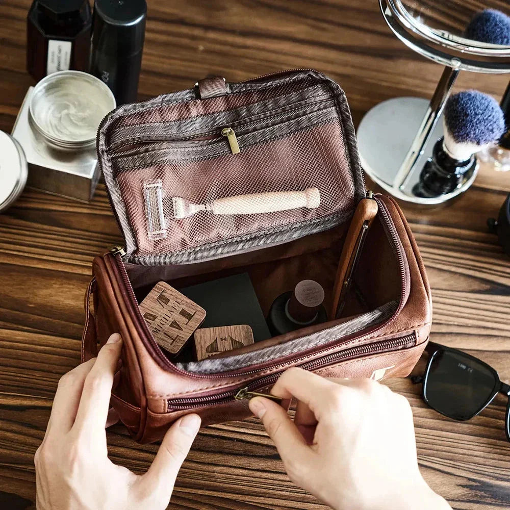 Vue intérieure de la trousse avec produits de toilette