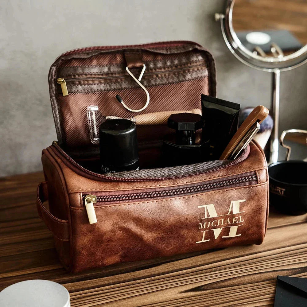 Trousse marron foncé suspendue dans une salle de bain