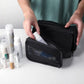 Trousse de toilette suspendue dans une salle de bain
