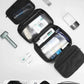Vue intérieure de la trousse avec produits de soin