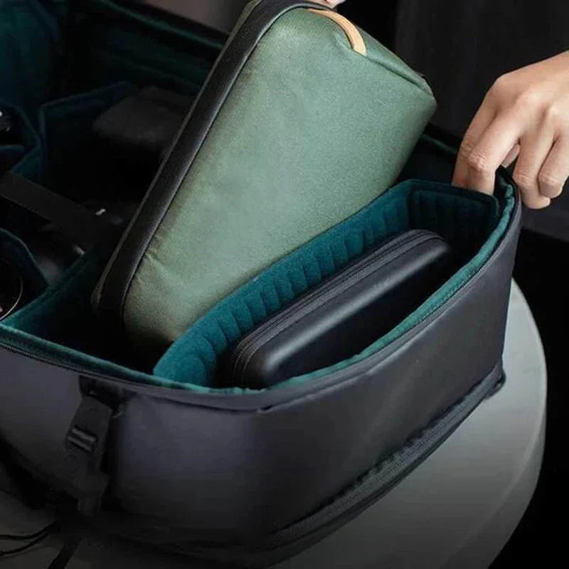 Vue intérieure de la trousse avec plusieurs compartiments