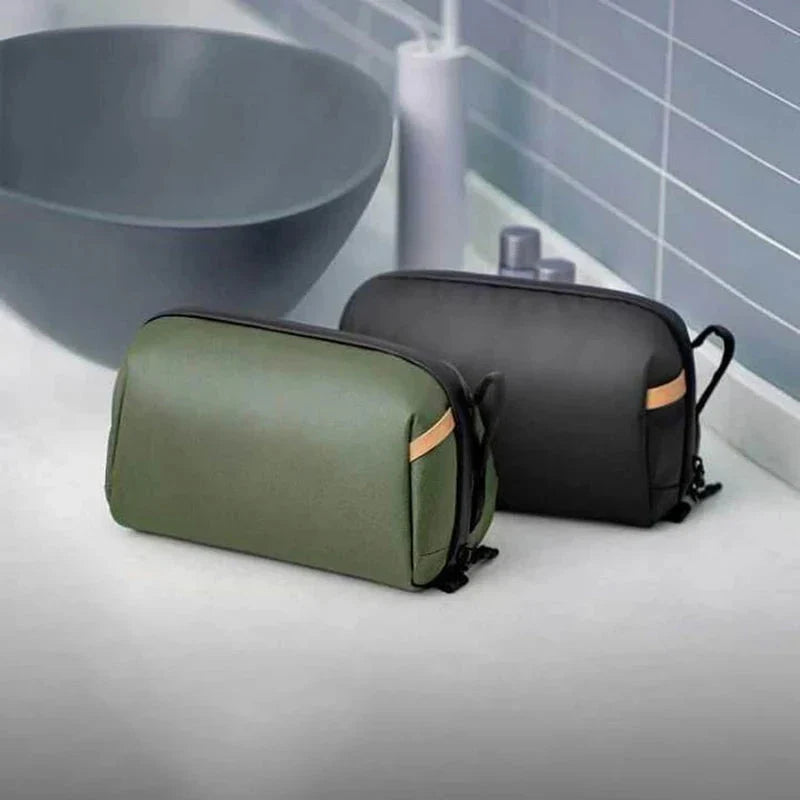 Trousse suspendue montrant sa capacité de rangement