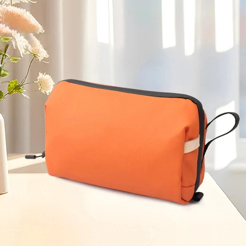 Trousse de toilette fermée posée sur une surface plane