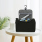 Trousse de toilette noire avec initiale blanche suspendue