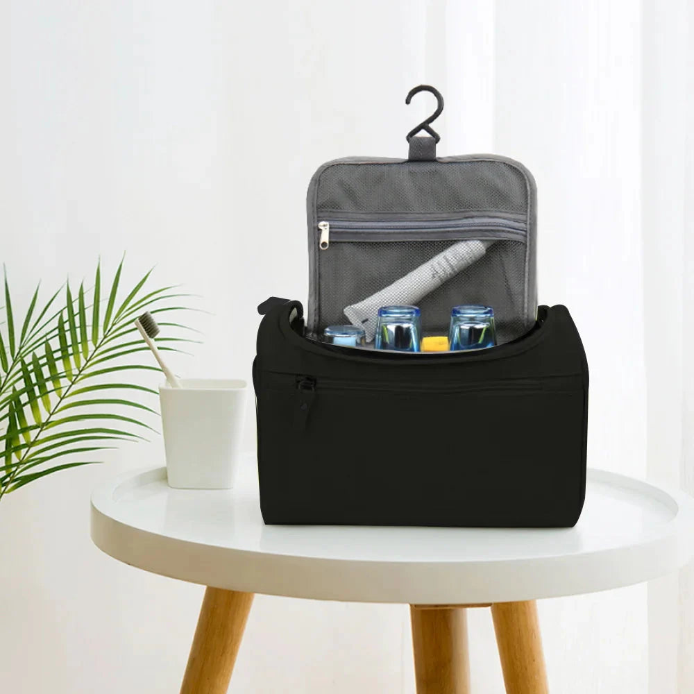 Trousse de toilette noire avec initiale blanche suspendue