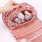 Vue intérieure de la trousse léopard rose avec compartiments zippés