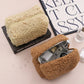Détail de la texture douce de la trousse en flanelle