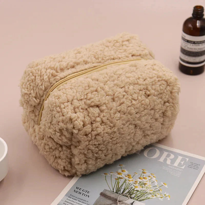 Trousse de toilette ouverte montrant l'organisation intérieure