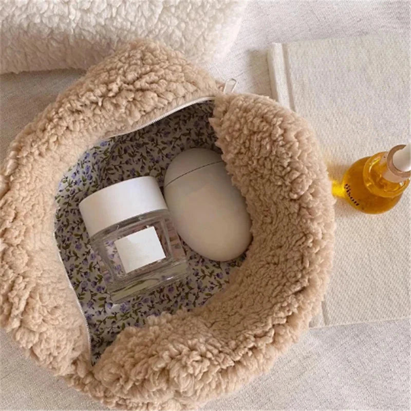 Intérieur spacieux d'une trousse de toilette moumoute