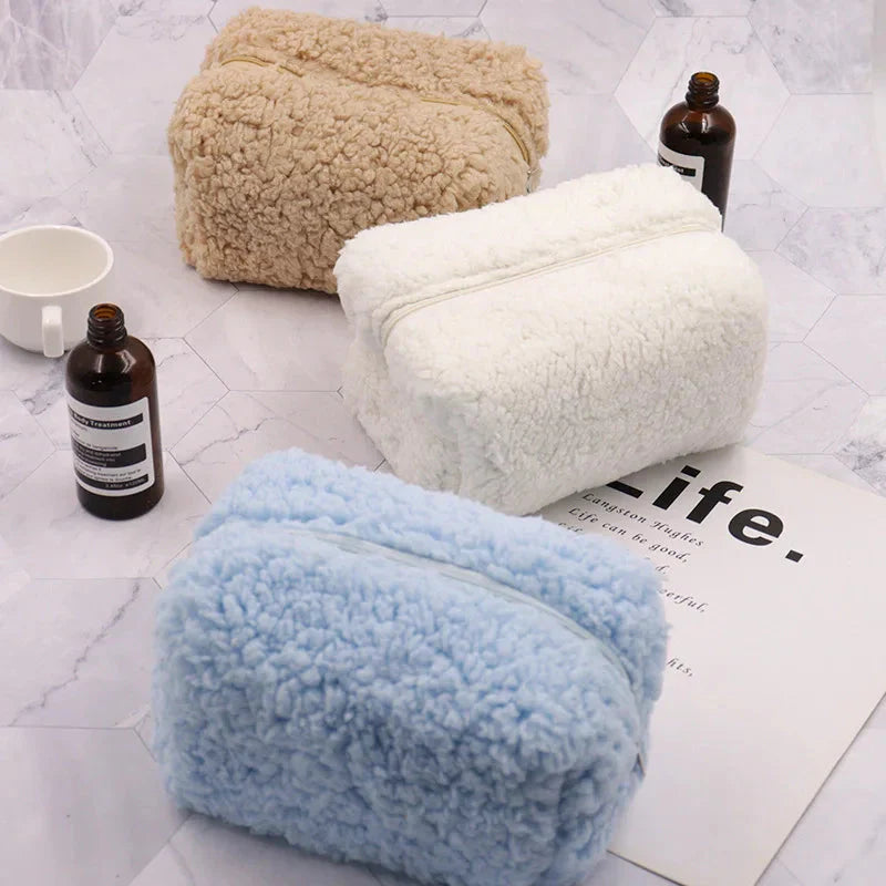 Vue d'ensemble d'une trousse de toilette élégante et douce