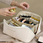 Vue latérale de la trousse de toilette, fermeture éclair ouverte