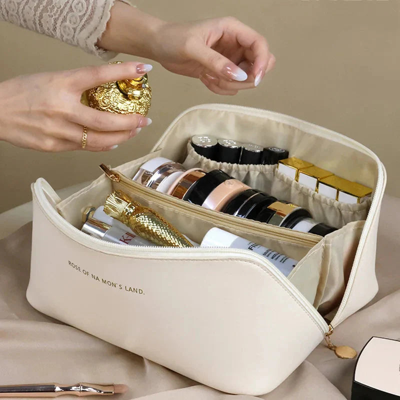 Vue latérale de la trousse de toilette, fermeture éclair ouverte