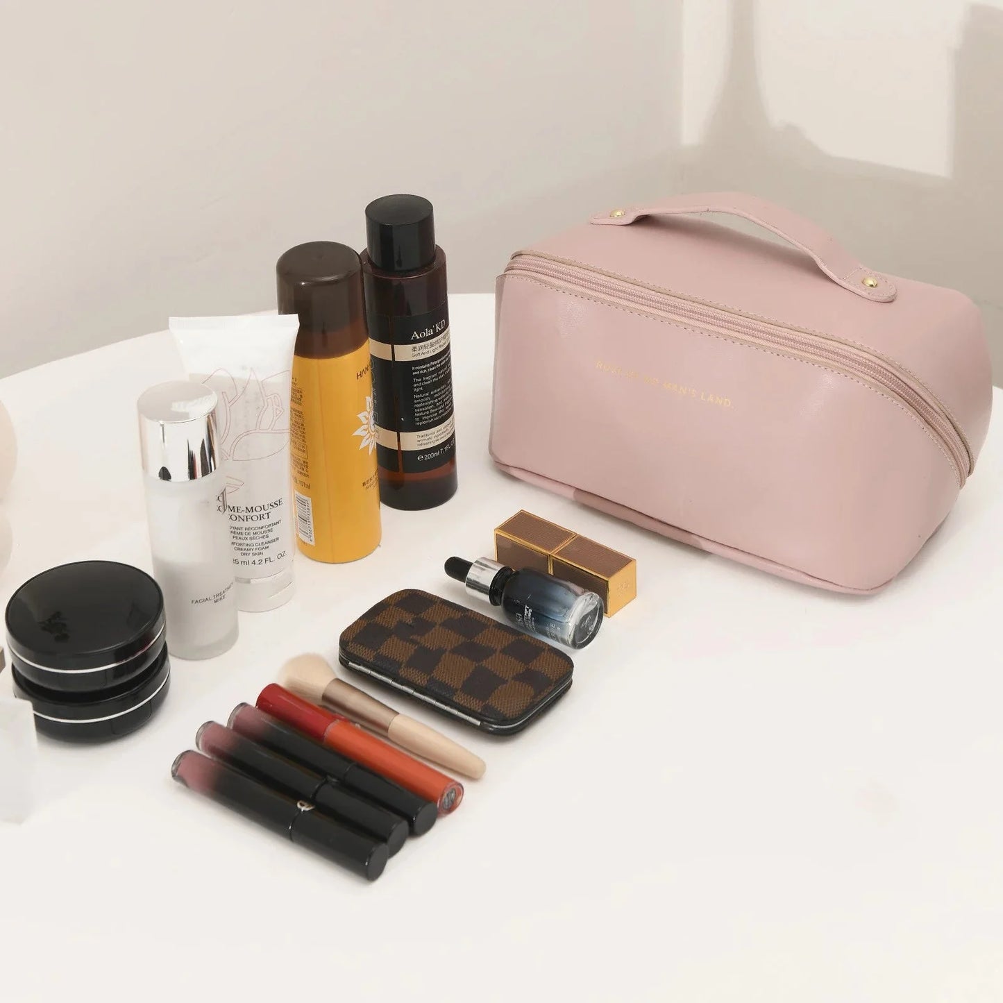 Trousse de toilette ouverte, vue de dessus, produits visibles