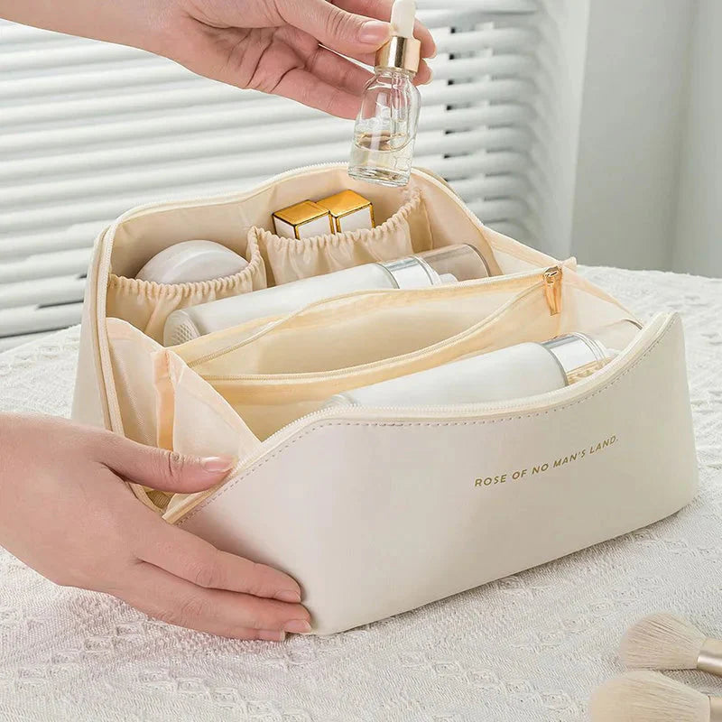 Trousse beige avec grande ouverture, détails des coutures
