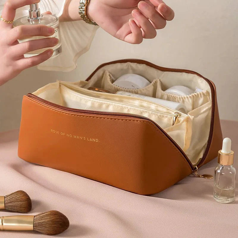 Trousse marron, poignée de transport et intérieur spacieux