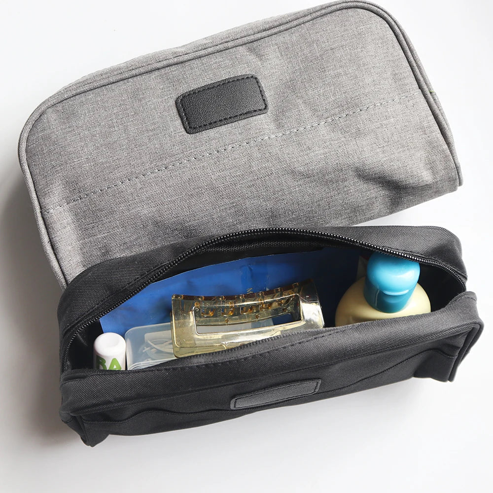 Trousse en nylon noir avec initiales blanches brodées