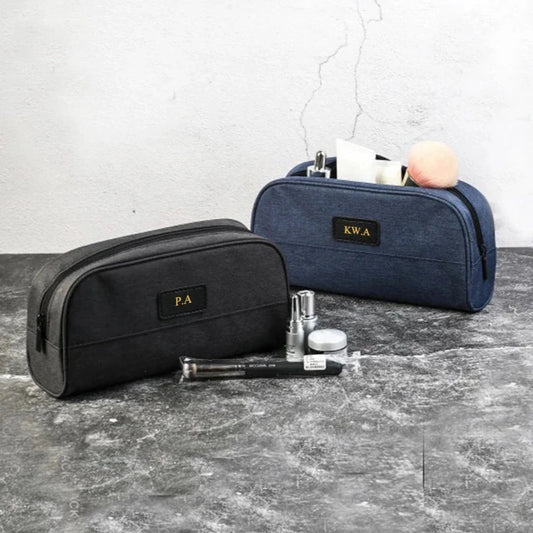 Trousse noire élégante avec initiales blanches sur le devant