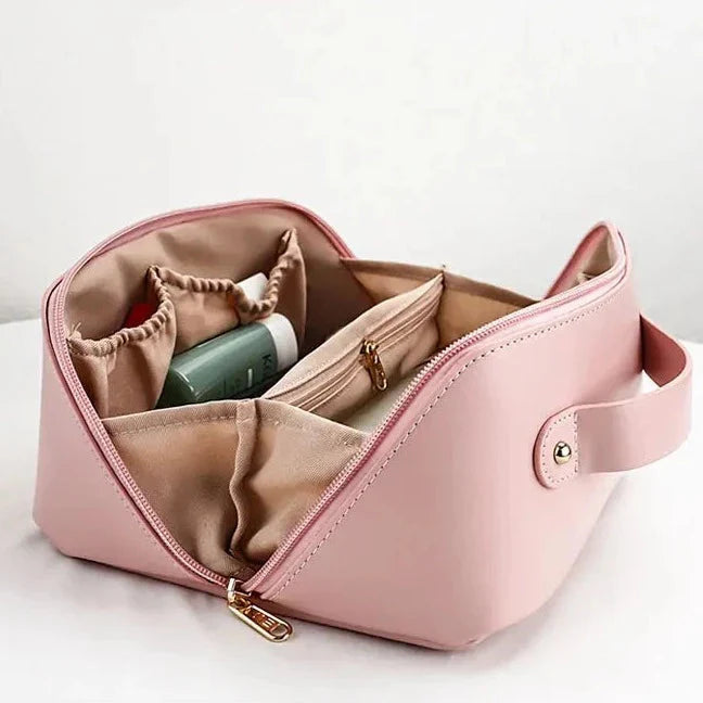 Trousse de toilette avec initiales dorées sur fond beige