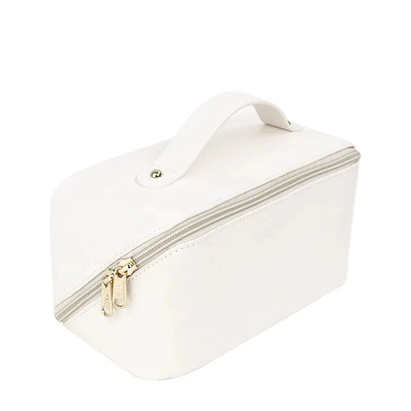 Trousse blanche avec détails dorés et poignée de transport