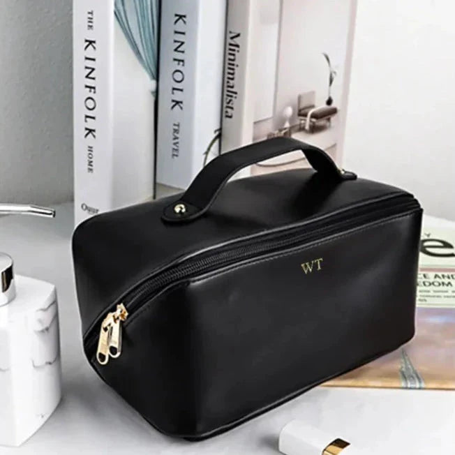 Trousse noire avec initiales dorées, allure chic