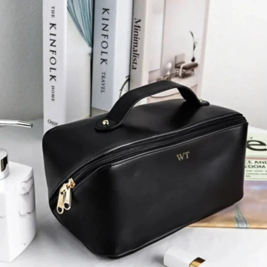 Trousse noire avec initiales dorées, allure chic