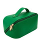 Trousse verte avec initiales dorées, vue de côté