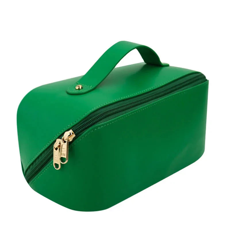 Trousse verte avec initiales dorées, vue de côté