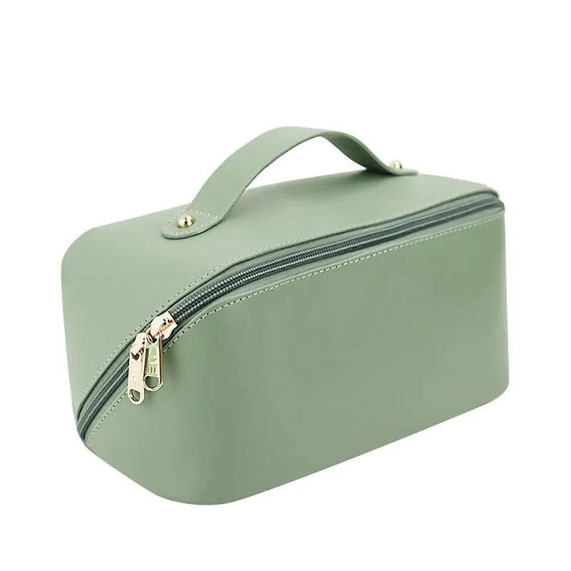 Trousse vert clair avec initiales dorées, design raffiné