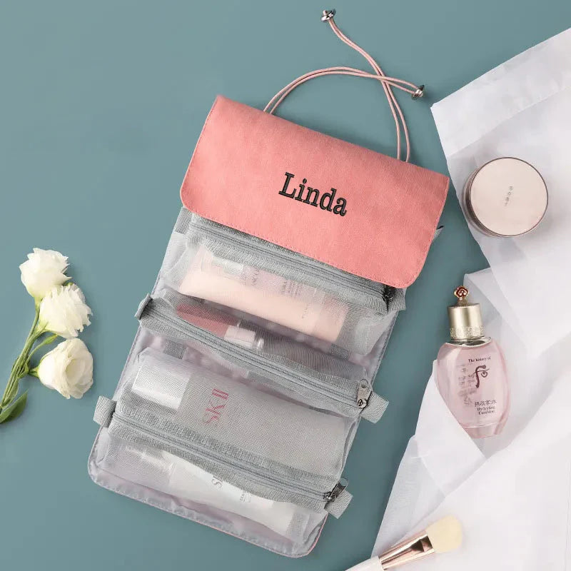 Trousse de toilette rose avec plusieurs compartiments visibles
