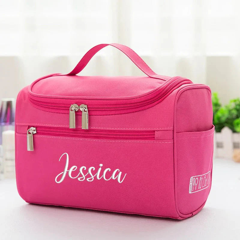 Intérieur spacieux d'une trousse de toilette suspendue, rose
