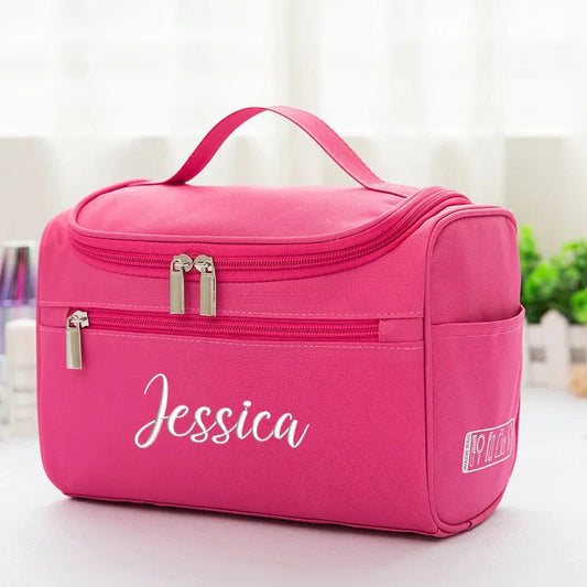 Intérieur spacieux d'une trousse de toilette suspendue, rose