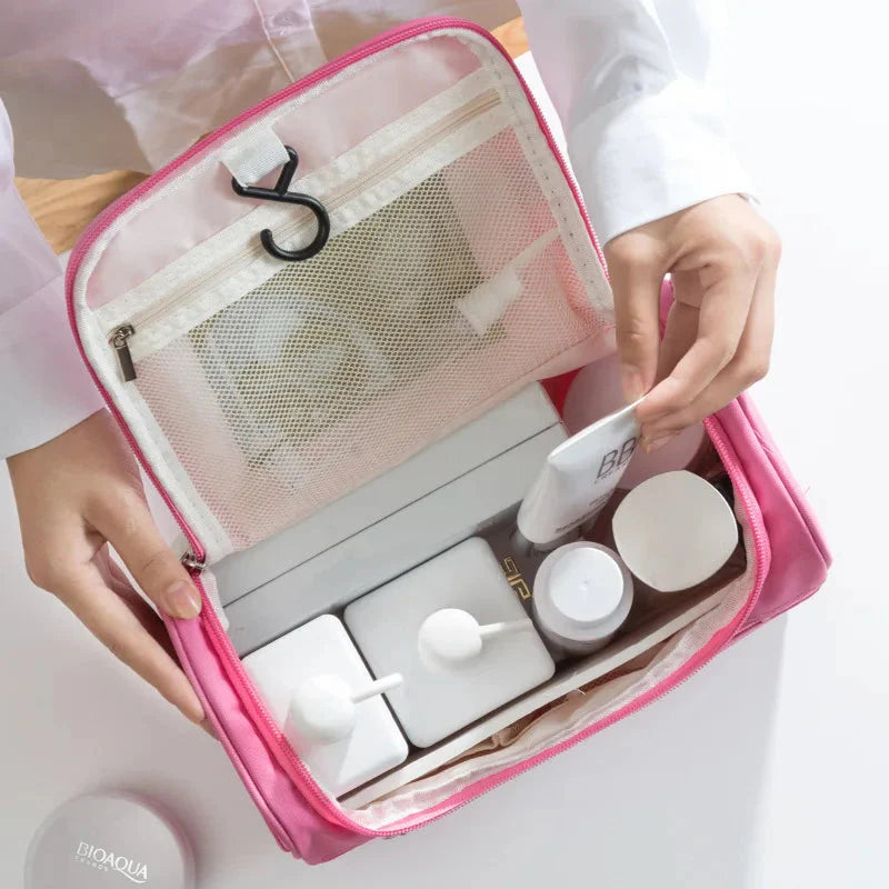 Trousse de toilette rose avec prénom brodé, vue de face