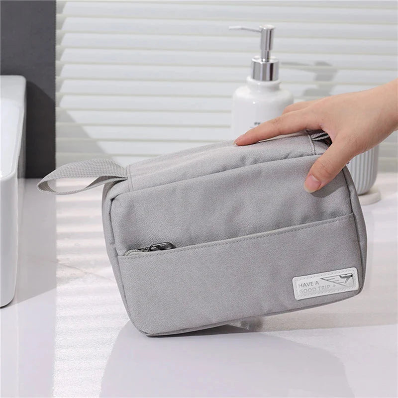 Trousse de toilette dépliée, exposant plusieurs poches de rangement