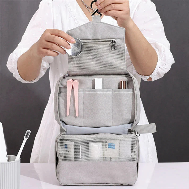 Trousse de toilette suspendue avec crochet visible et compartiments ouverts