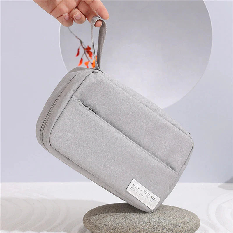 Vue de côté de la trousse pliée, montrant la poignée de transport