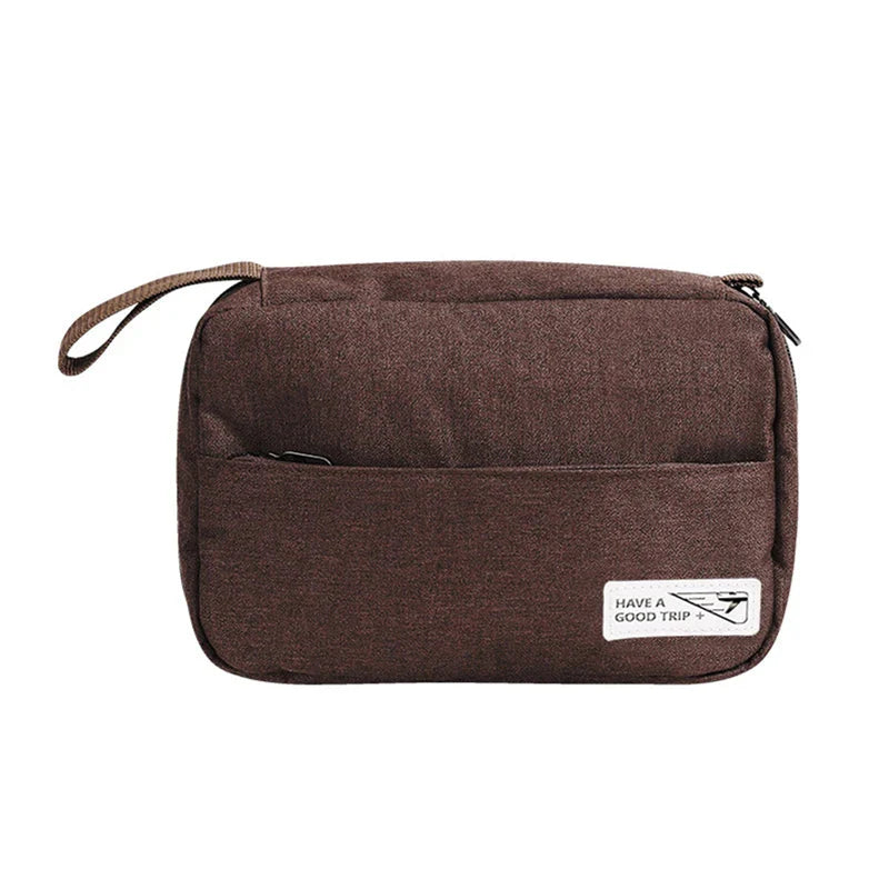 Trousse marron, montrant sa capacité de rangement