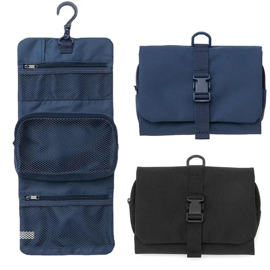 Trousse bleu marine ouverte avec produits de toilette
