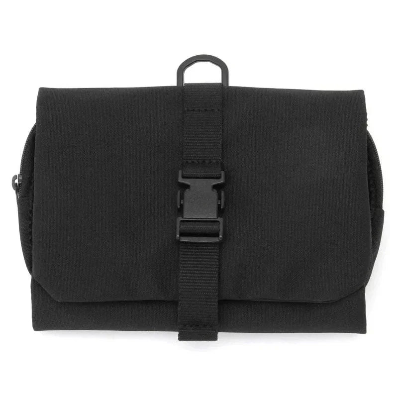 Trousse noire pliée avec détails de couture
