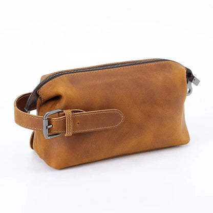 Trousse de toilette en cuir marron posée sur une surface