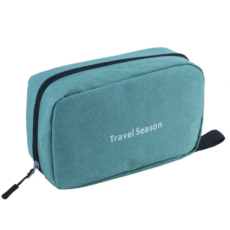 Intérieur de la trousse avec plusieurs sections zippées