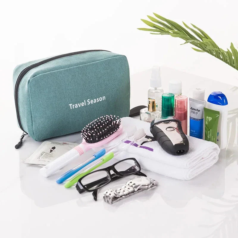 Trousse suspendue à une barre de douche