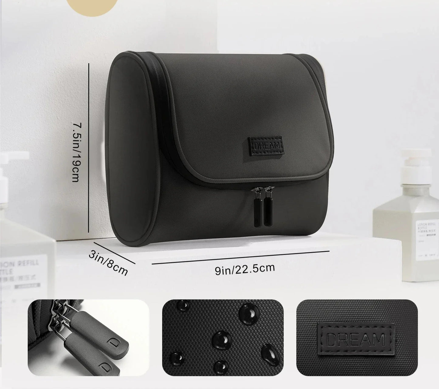 Intérieur compartimenté de la trousse de toilette ouverte